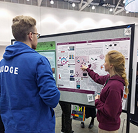 Bild: Teammitglied Svenja Vinke erklärt das Projekt einem der Jurymitglieder. Foto: iGEM Bielefeld-CeBiTec 2017