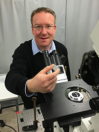 Bild: Dr. Mark Schüttpelz entwickelt ein Verfahren für die hochauflösende Mikroskopie. Foto: Universität Bielefeld