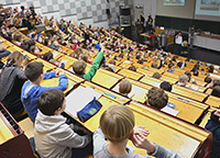 Bild: An drei Freitagen im März können 800 Kinder wieder „Uni-Luft“ schnuppern. 
Foto: Universität Bielefeld
