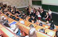 Bild: Tanzgruppen des Hochschulsports präsentieren Hip Hop bei der Erstsemesterbegrüßung im Sommersemester 2018.