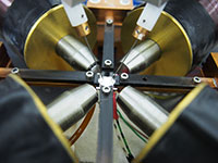 Bild: Aufbau zur gezielten Erzeugung von Temperaturunterschieden in Spinstrommaterialien. Foto: Dr. Torsten Hübner
