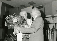 Bild: Gerd Lisken (l.) bei seiner Emeritierungsfeier im Juni 1993 mit dem damaligen Bielefelder Kulturamtsleiter Horst Adam (r.). 