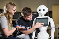 Bild: Der Roboter Pepper wird am CITEC darauf vorbereitet