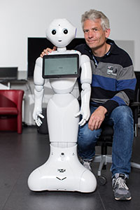 Bild: Dr. Sven Wachsmuth koordiniert das RoboCup-Team. Foto: CITEC / F. Gentsch   
