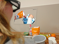 Bild: Die Adamaas-Brille unterstützt beispielsweise beim Backen. Dafür werden die Schritte virtuell eingeblendet. Foto: CITEC/Universität Bielefeld