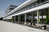 Bild: Kurz vor Bewerbungsschluss bieten die Zentralen Studienberatungsstellen vieler Hochschulen eine Studienberatung am Abend an. Foto: N. Hinkers/Universität Bielefeld