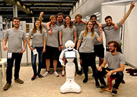Bild: Das CITEC-Team erreichte mit Pepper bei der RoboCup-Weltmeisterschaft den ersten Platz in der Haushaltsliga. 
Foto: Universität Bielefeld/CITEC
