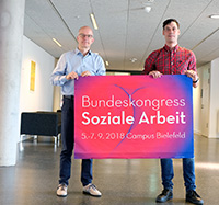 Bild: Gemeinsamer Jubiläumskongress auf dem Campus Bielefeld mit (v. l.) Prof. Dr. Michael Stricker (Dekan Fachbereich Sozialwesen der FH
Bielefeld) und Prof. Dr. Holger Ziegler (Fachbereich Erziehungswissenschaft der Universität Bielefeld).
