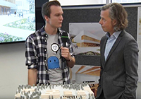 Bild: Baureporter Dirk Ludewig lässt sich vom Architekten Roland Bondzio (r.) das Modell zeigen.