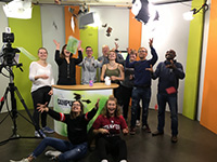 Bild: Das Sendungsteam feiert die gelungene Aufzeichnung
Foto: Campus TV