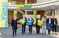 Bild: Über die Nachricht freuen sich gemeinsam (v.l.) Gesa Fischer (Wissenschaftsbüro der Bielefeld Marketing)