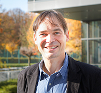 Bild: Prof. Dr. Harald Gröger arbeitet in dem Projekt „Bioweichmacher“ an neuartigen Weichmachern für die Kunststoffproduktion. Foto: Universität Bielefeld