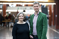 Bild: Dr. Turid Frahnow und Professor Dr. Johannes Voit.  Foto:Universität Bielefeld/ M. Rożej-Gałczyńska 