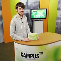 Bild: Die 128. Ausgabe des Campus TV Magazins wird moderiert von Ruben Honermeyer.
Foto: M. Schynoll/Campus TV
