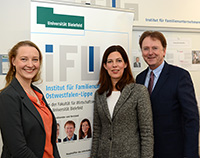 Bild: Die Professorinnen Dr. Anne Sanders und Dr. Christina Hoon bilden gemeinsam mit Prof. Dr. Fred G. Becker das geschäftsführende Direktorium des iFUn. 
Foto: Universität Bielefeld
