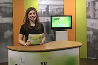Bild: Moderatorin Johanna Pietsch präsentiert die aktuelle Satireausgabe von Campus TV
Foto: Martha Schynoll / Campus TV