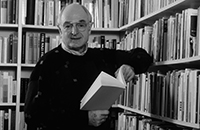 Bild: Hans-Ulrich Wehler vor seinem Bücherregal.Foto: Universität Bielefeld