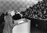 Bild: Die bekannte Theologin Professorin Dr. Dorothee Sölle 1997 als Vortragende über „Besitz und Besitzlosigkeit“ in einer der ersten FOW-Veranstaltungen. Foto: Universität Bielefeld