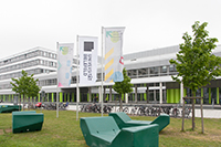 Bild: Die Fahnen im neuen Corporate Design der Universität. Foto: Universität Bielefeld