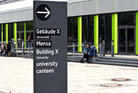 Bild: Die Leitstehelne weisen jetzt auf die die Gebäude auf dem Campus. Foto: Universität Bielefeld