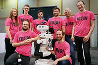 Bild: Das „Team of Bielefeld“ ging mit dem Robotermodell TIAGo in den Wettbewerb. Teamchef ist Dr.-Ing. Sven Wachsmuth 
(2. v.r.). Foto: CITEC/Universität Bielefeld