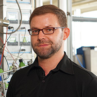 Bild: Dr. Dominik Cholewa erhält den Karl Peter Grotemeyer-Preis für hervorragende Lehre. 
Foto: Universität Bielefeld