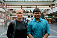 Bild: Prof. Dr. Dominik Schwarz und Dr. Aritra Basu von der Arbeitsgruppe Astroteilchenphysik und Kosmologie. Foto: Universität Bielefeld