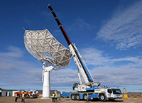 Bild: Das SKA-MPG Teleskop wird momentan in der südafrikanischen Karoo-Wüste aufgebaut. Foto: South African Radio Astronomy Observatory (SARAO)