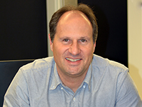 Bild: Der Physiker Prof. Dr. Thomas Huser leitet die Arbeitsgruppe Biomolekulare Physik an der Universität Bielefeld.  
Foto: Universität Bielefeld