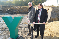 Bild: Kanzler Dr. Stephan Becker und Prorektorin Prof. Dr. Claudia Riemer (v.l.) feiern mit dem Spatenstich den Beginn der Bauarbeiten für das neue Hörsaalgebäude Y. Foto: Universität Bielefeld