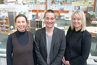 Prof.’in Dr. Annette Textor, Dr. Christian Timo Zenke und Nicole Freke (v.l.) entwickeln im Projekt LabSchoolsEurope Methoden, mit denen Schülerinnen und Schüler  demokratische Fähigkeiten erlernen. Foto: Universität Bielefeld