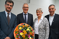 Senatsvorsitzender Prof. Dr. Moritz Kaßmann, Kanzler Dr. Stephan Becker, Dr. Annette Fugmann-Heesing, Vorsitzende des Hochschulrats und Rektor Prof. Dr.-Ing. Gerhard Sagerer. Foto: Universität Bielefeld