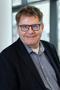 Der Chemiker Prof. Dr. Norbert Sewald koordiniert das Forschungsnetzwerk „Magicbullet::Reloaded“, in dem 15 Doktorandinnen und Doktoranden an schonenden Krebsmedikamenten arbeiten. Foto: Universität Bielefeld