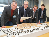 Sie präsentieren das Modell des Campus Süd (v.li.): Kanzler Dr. Stephan Becker, Rektor Prof. Dr.-Ing. Gerhard Sagerer, Dr. Christian Schepers, Dezernent Facility Management, und Dr. Frank Lohkamp, Geschäftsführer der Medizinischen Fakultät OWL. Foto: Universität Bielefeld