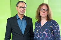 Bild: Wie werden Dschihadist*innen und rechtsextreme Täter*innen radikal? Darum geht es im Verbundprojekt X-Sonar. Prof. Dr. Andreas Zick und Dr. Kerstin Eppert vom Institut für interdisziplinäre Gewalt- und Konfliktforschung leiten das Projekt. Foto: Universität Bielefeld