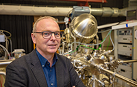 Prof. Dr. Armin Gölzhäuser leitet das neue EU-Projekt. Universitäten und Unternehmen arbeiten darin zusammen, um Nanomembranen zu entwickeln, die effizient Wasser abspalten können. Foto: Universität Bielefeld/M.-D. Müller