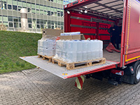 Die Feuerwehr Bielefeld verlädt an der Universität einhundert 5-Liter-Kanister Desinfektionsmittel.Foto: Universität Bielefeld