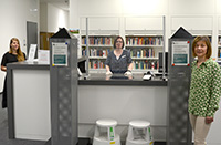 Constanze Keilholz, Sabrina Füllbrunn und Elke Neumann (v. l.) sind auch weiterhin für die Studierenden und die Wissenschaftler*innen vor Ort. Foto: Universität Bielefeld 