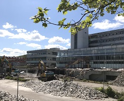 Erste Vorbereitungen für den Abriss der ehemaligen Mensa an der Universitätsstraße haben begonnen. 