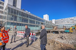 v.l.n.r.: Frau M. Sc. Sezen Arayan, Bauleiterin der Ed. Züblin AG; Dr. Stephan Becker, Kanzler der Universität Bielefeld; Dipl.-Ing. Ralf Kämmle, Projektleiter Bau- und Liegenschaftsbetrieb NRW, Dipl.-Ing. Wolfgang Feldmann, Leiter der Niederlassung Bielefeld des Bau- und Liegenschaftsbetrieb NRW