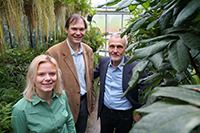 How can chemistry be used to produce plant hormones? This is the subject of a new study being carried out by doctoral student Jana Löwe and the two professors, Dr Harald Gröger and Dr Karl-Josef Dietz (from left to right). Photo: Bielefeld University