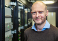 Bild: Der Informatiker Prof. Dr. Alexander Schönhuth koordiniert das Forschungsnetzwerk zur Pangenomik. Foto: Universität Bielefeld/M.-D. Müller