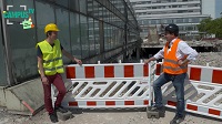 Baureporter Dirk Ludewig spricht mit Bauleiter Stephan Kronitz über die Abrissarbeiten an der ehemaligen Mensa des Universitätshauptgebäudes. 