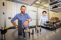 Prof. Dr. Dmitry Turchinovich (links) und sein Doktorand Wentao Zhang haben sich mit der Messung ultraschneller Terahertz-Strahlung befasst. Foto: Universität Bielefeld/M.-D. Müller