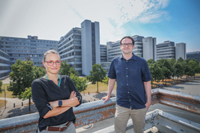 Sie erhalten den ERC Starting Grant und gehören damit zu Europas besten Nachwuchswissenschaftler*innen: die Mathematikerin Prof’in Dr. Martina Hofmanová und der Biologe Dr. Toni Goßmann. Foto: Universität Bielefeld/S. Jonek