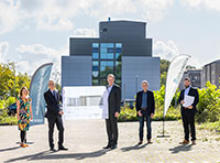 An dieser Stelle entsteht das Gebäude R.2: Dekanin Prof’in Dr. Claudia Hornbach, Kanzler Dr. Stephan Becker, Jörg Uwe Goldbeck (ge-schäftsführender Gesellschafter GOLDBECK), Rektor Prof. Dr.-Ing. Gerhard Sagerer und Marc Schumann (Verkaufsingenieur GOLDBECK Niederlassung Bielefeld)(v.l.). Foto: Universität Bielefeld/S.Sättele