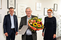 Rektor Prof. Dr. Gerhard Sagerer und die stellvertretende Senatsvorsitzende Dr. Beate Lingnau überreichten die Urkunde zur Ehrensenatorwürde an Prof. Dr. Alfred Pühler. Foto: Universität Bielefeld/J. Dieckmann 