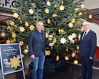 Rektor Prof. Dr.-Ing. Gerhard Sagerer und Pastor Ulrich Pohl eröffneten die Wunschsternaktion für digitale Wunschsterne. Foto: Universität Bielefeld