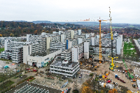 Ein 500-Tonnen-Autokran mit einer Auslegerhöhe von rund 100m ist notwendig, um die Baustellenkräne für die Universitätsmodernisierung aufzustellen. Foto: BLB NRW