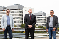 Besiegelten die Kooperation: Prof. Dr. Markus Nebel,Prof. Dr. Albert Sickmann, Prof. Dr.-Ing. Gerhard Sagerer (v.l.). Foto: Universität Bielefeld/S. Sättele